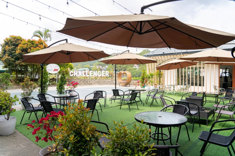 フィリピン留学 Cebu21 - Challenger Campus-East Field Parasol-3
